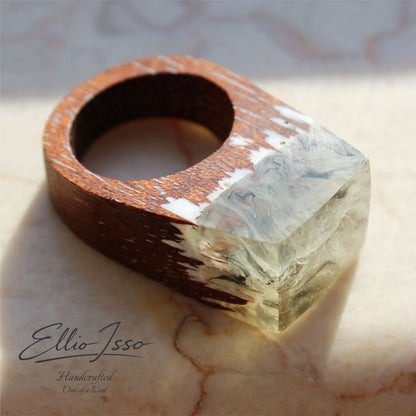 Ellio Isso "Frozen Ember" – Handcrafted Natural Wood and Premium Epoxy Resin Ring