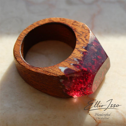 Ellio Isso "Crimson Blossom" – Handcrafted Romantic Tones and Passion Resin Ring